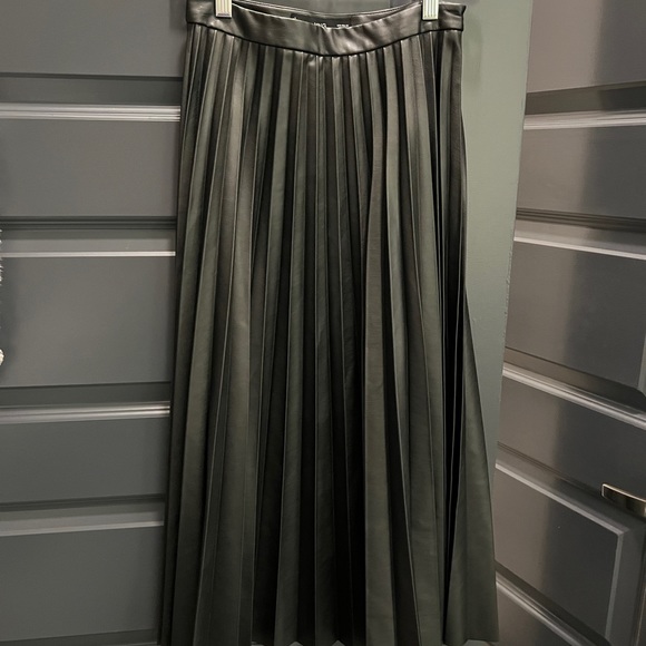 NWOT Mango faux-leather pleated skirt - Picture 3 of 3
